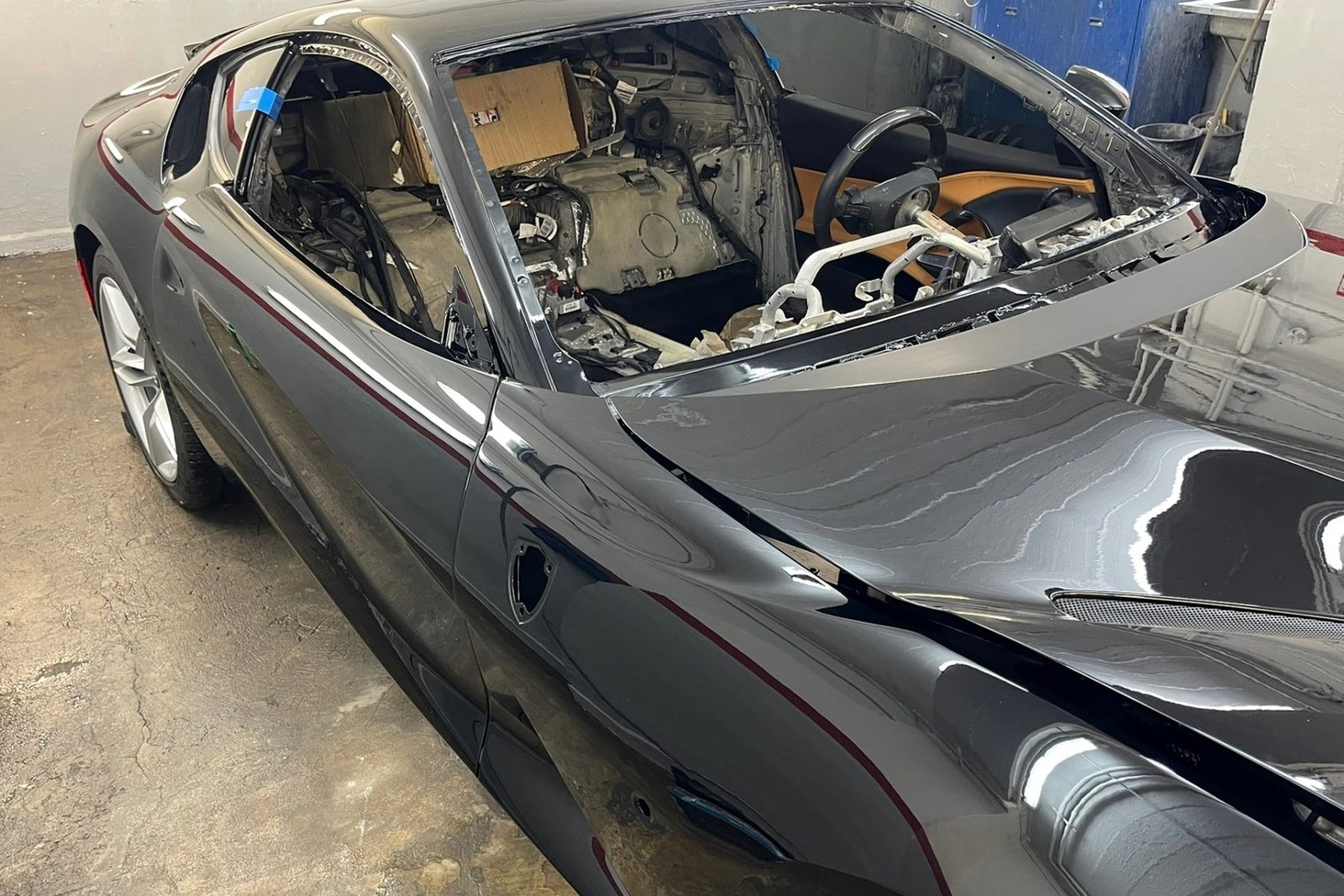 Ferrari 812 Superfast z ponownie zamontowanym, polakierowanym nadwoziem i wciąż rozebraną kabiną w trakcie odbudowy.