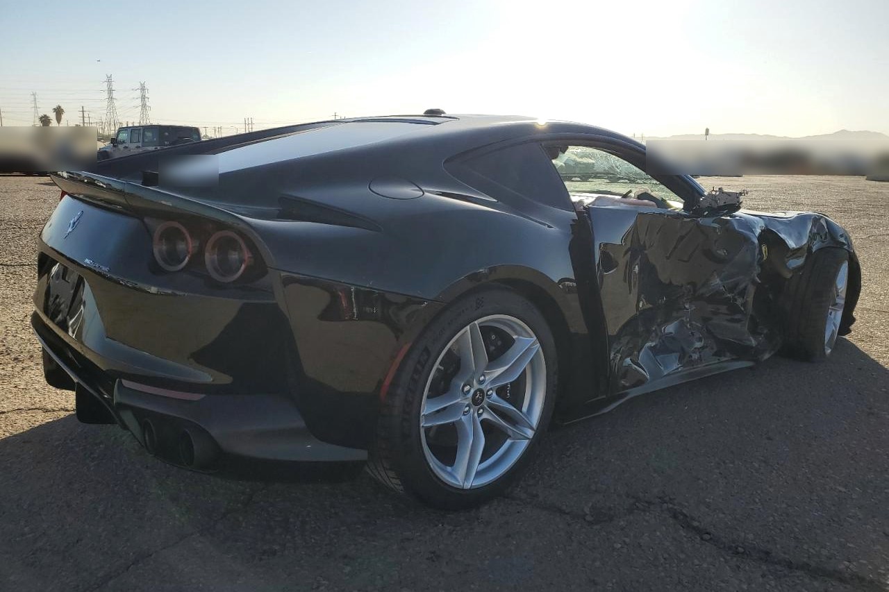 Ferrari 812 Superfast w stanie przyjęcia — ujęcie z tyłu pokazujące zakres uszkodzeń karoserii.