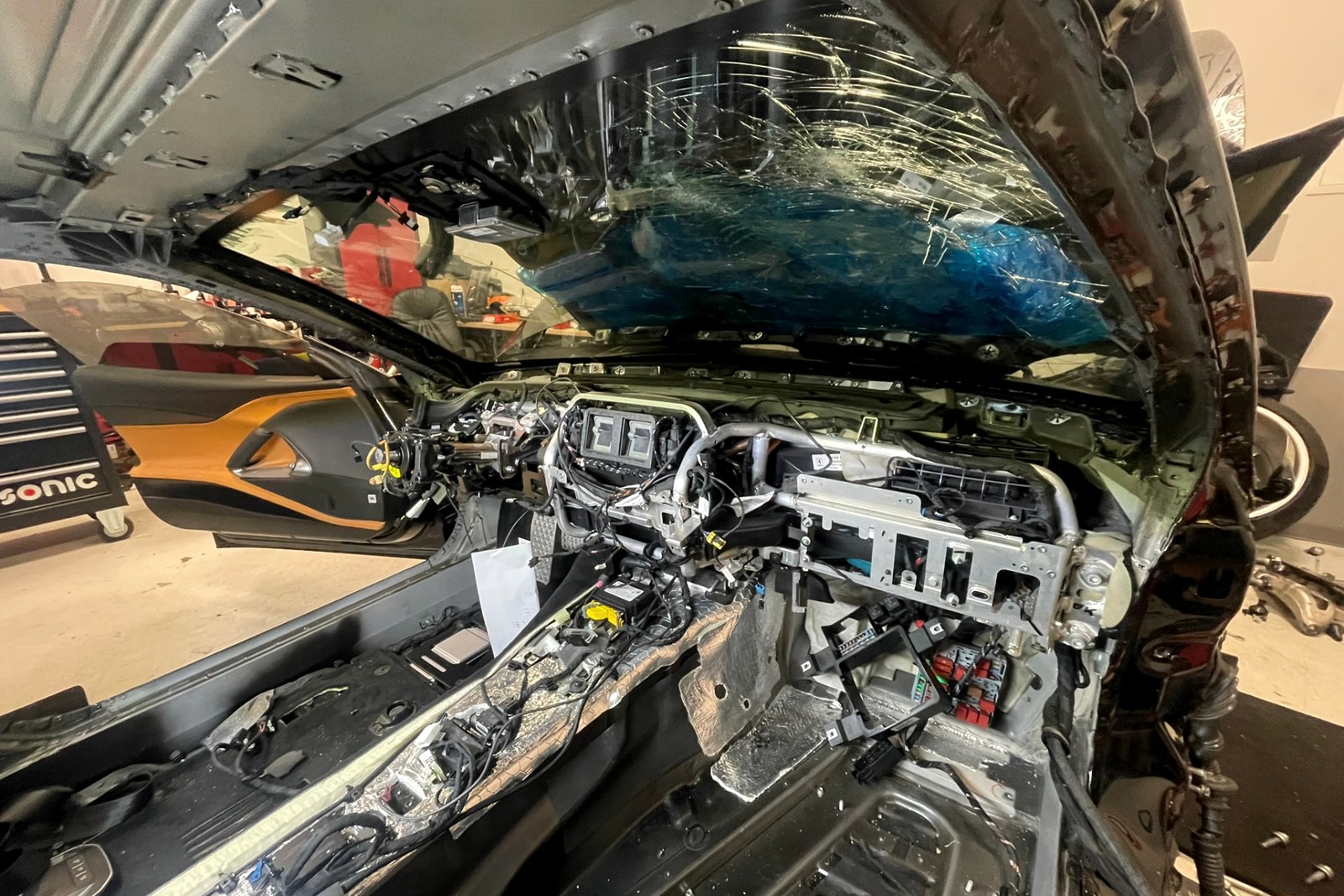 Całkowicie zdemontowana tablica rozdzielcza i instalacja Ferrari 812 Superfast z odsłoniętą strukturą kabiny.