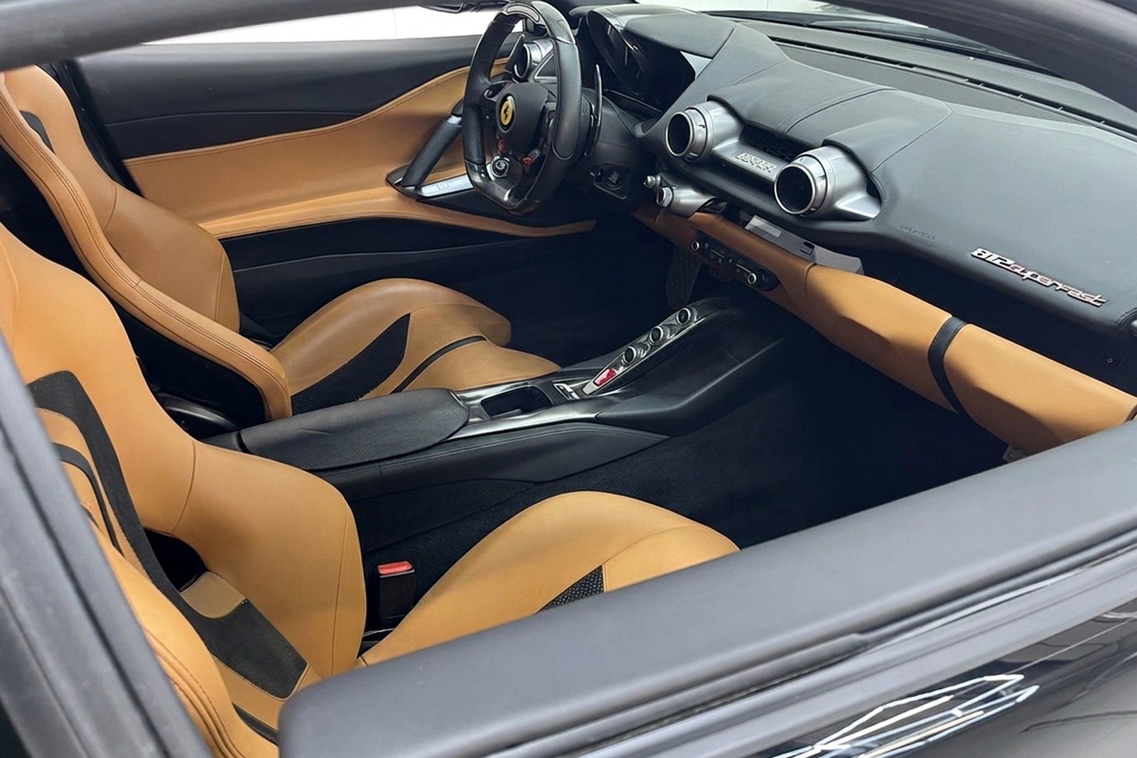 Ukończona kabina Ferrari 812 Superfast w oryginalnej specyfikacji jasnobrązowej skóry.