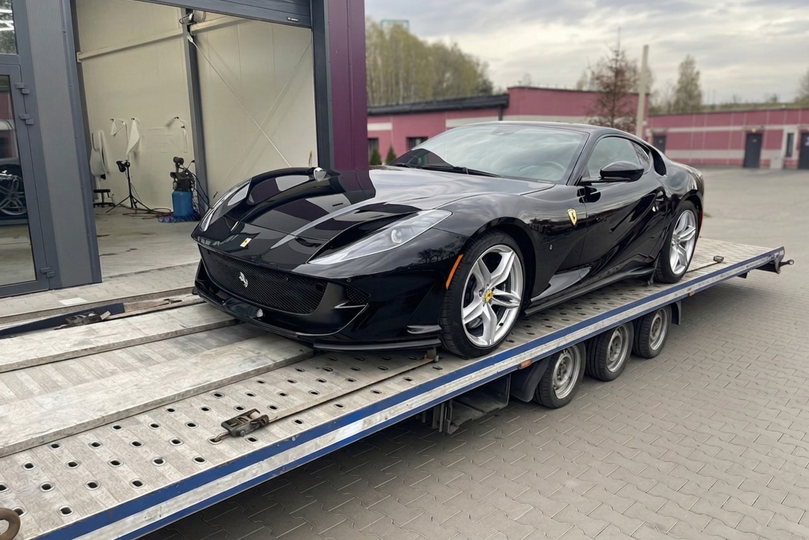 Ukończone Ferrari 812 Superfast na lawecie przed warsztatem PROXEUS po renowacji powypadkowej.