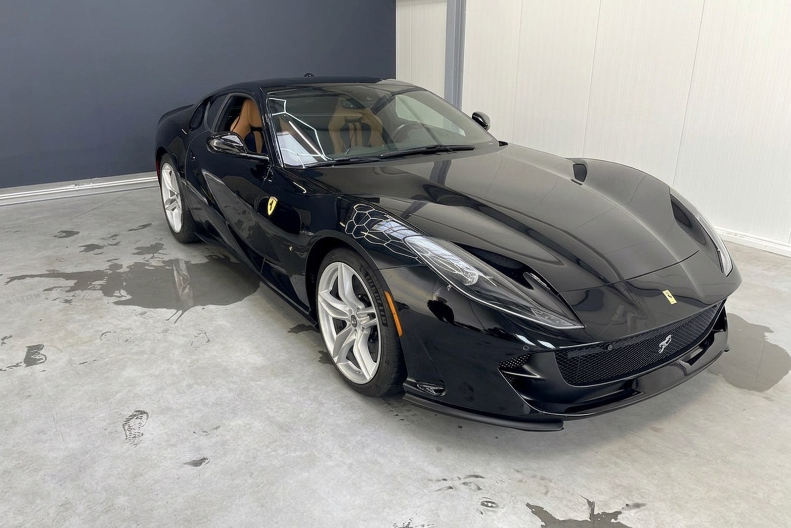 Ukończone Ferrari 812 Superfast w studiu detailingu podczas finalnego przygotowania.