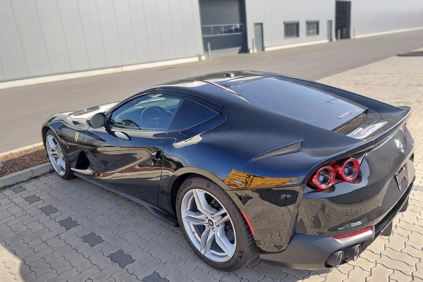 Ujęcie z tyłu ukończonego Ferrari 812 Superfast z odbudowanym nadwoziem, spoilerem i tylnymi lampami.