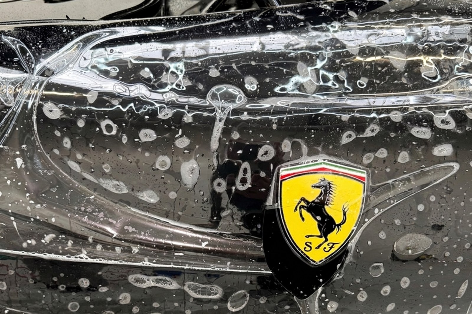 Aplikacja folii ochronnej na przednim błotniku Ferrari 812 Superfast.