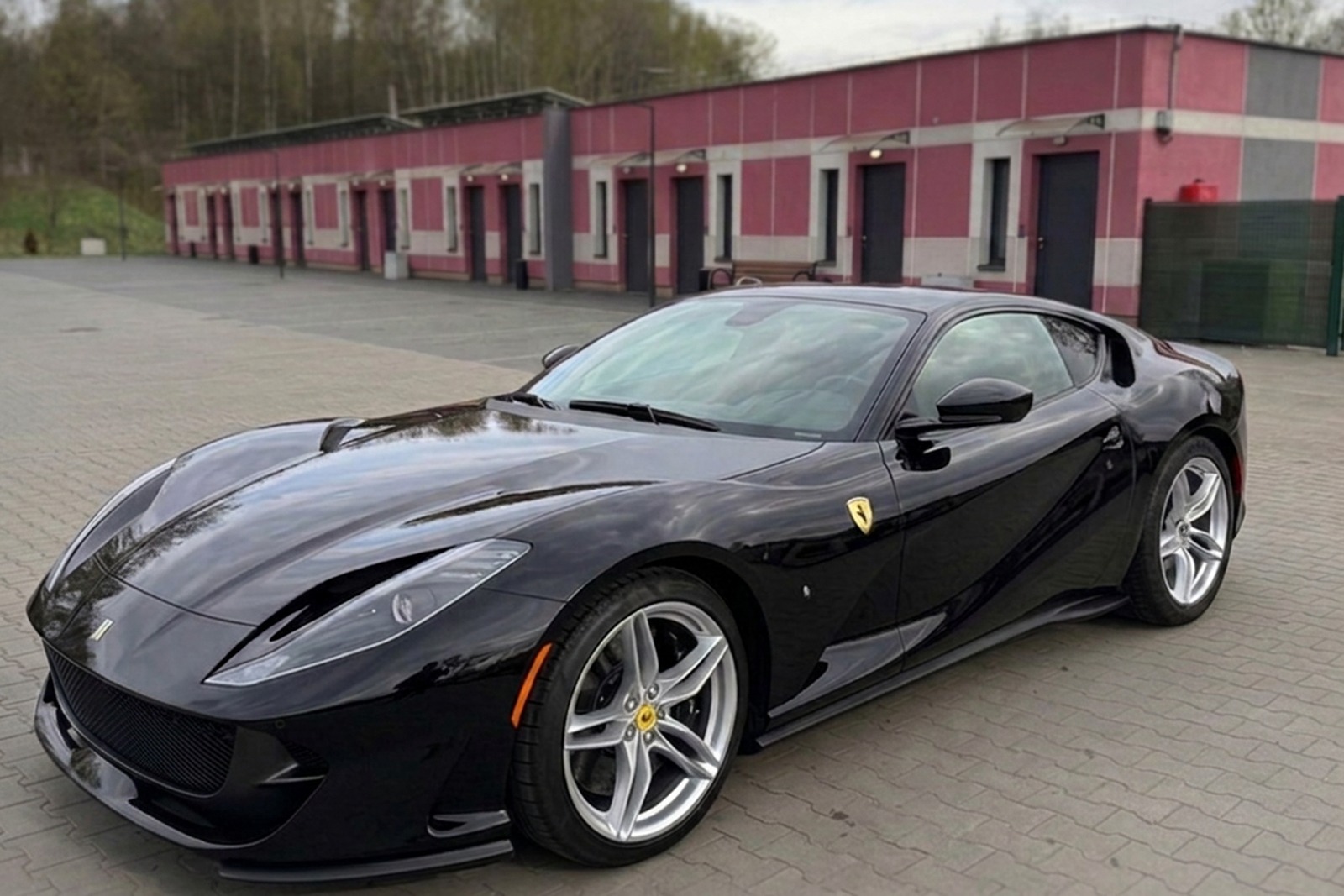 Ujęcie z przodu ukończonego Ferrari 812 Superfast po renowacji w Polsce.