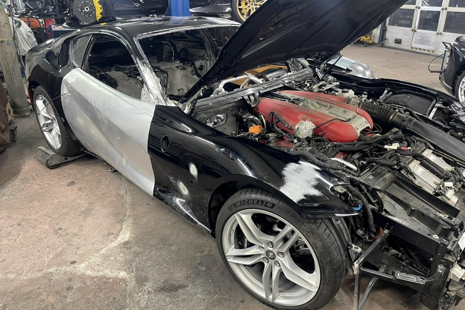 Bok Ferrari 812 Superfast z wymienionymi i naprawionymi panelami przygotowanymi do lakierowania.