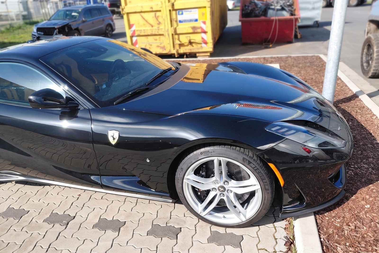 Detal przedniego błotnika ukończonego Ferrari 812 Superfast po korekcie lakieru i finalnym detailingu.