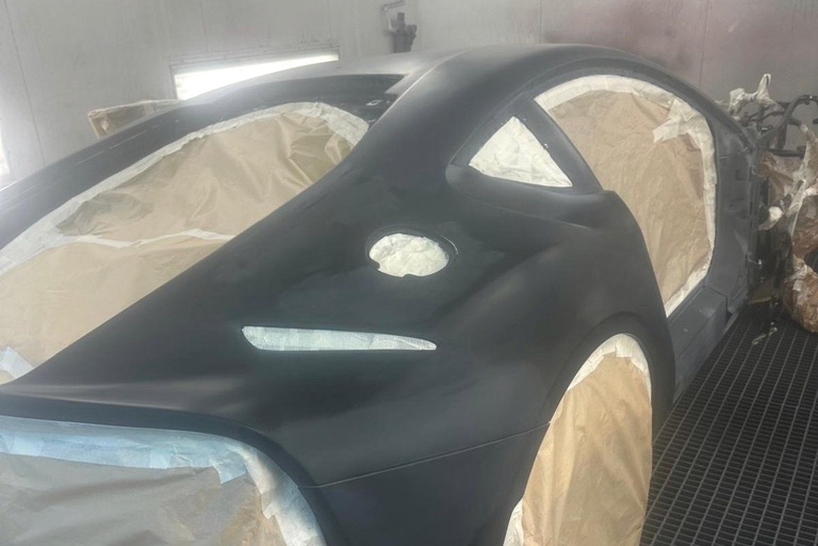 Tył Ferrari 812 Superfast w podkładzie, przygotowany do finalnego lakierowania.