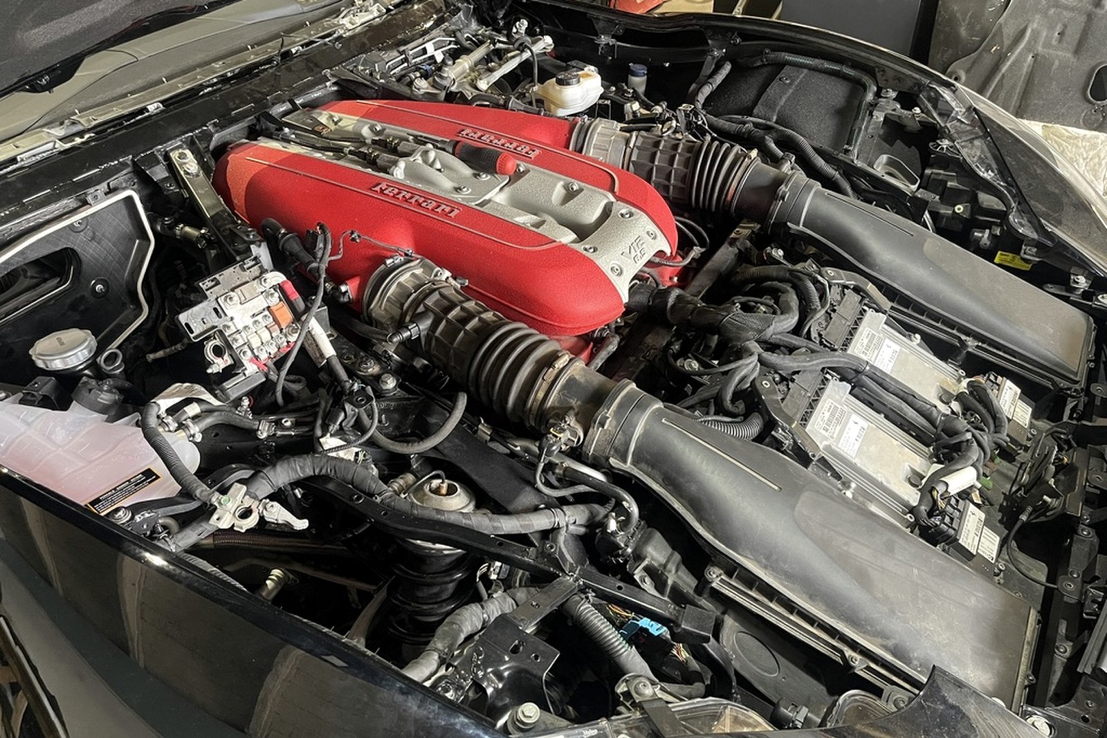 Komora silnika Ferrari 812 Superfast ze złożonym V12 i otaczającymi układami.