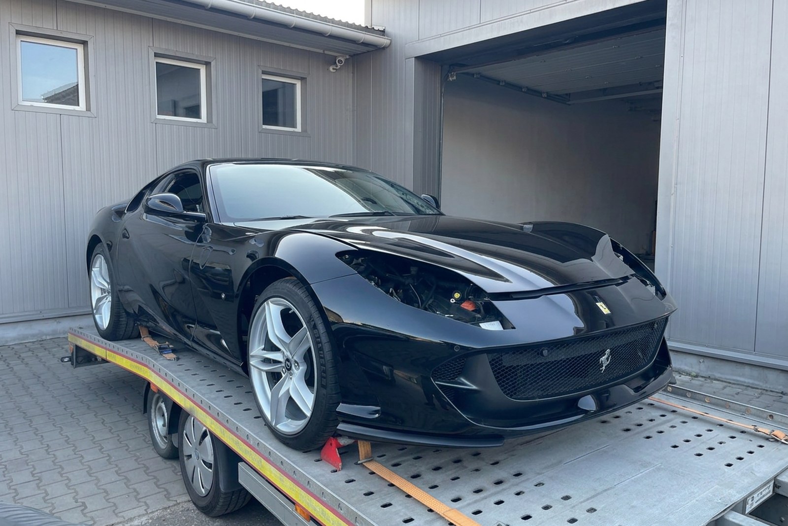 Ferrari 812 Superfast zabezpieczone na lawecie pomiędzy etapami odbudowy.